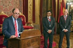 El vicepresidente Ayerdi, con Iñaki Soto y Sr Shah.