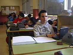 Un alumnos invidente en una clase de Secundaria.