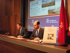 El consejero Miranda y el director general de Política y promoción económica, Cérnin Martínez, en la rueda de prensa. 