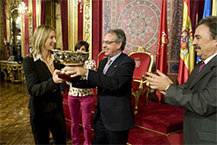 El Presidente entrega el trofeo a la capitana del Itxako.