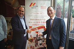 Manu Ayerdi y el empresario chino.