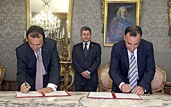 El director de la Agencia Tributaria del Estado y el de la Hacienda Foral firman el convenio, en presencia de Miranda. 