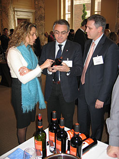 El Presidente Sanz, el consejero Armendáriz y la representante de Bodegas ADA