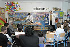Niños hospitalizados participan en un taller de las Semanas de la Ciencia.