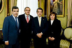 El consejero Caballero con Fernández y los representantes de la delegación Mexicana