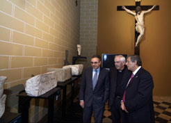 El presidente Sanz con el consejero Campoy el Deán de la Catedral de Pamplona, Luis Oroz.