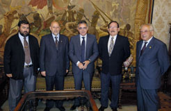 El Presidente Sanz, y los miembros de la comisión 