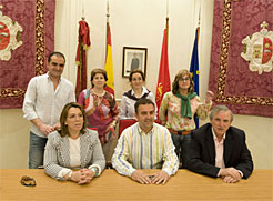La consejera Salanueva y el director general de Administración Local con representantes municipales en Falces