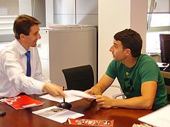 Sáinz y Ruiz, en la firma del convenio con la Federación de Espeleología