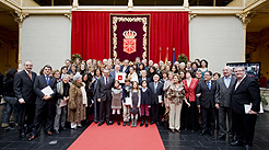 Componentes del Orfeón Pamplonés y del Gobierno de Navarra posan con la Medalla de Oro