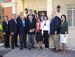 Delegación navarra y representantes de la Cámara de Comercio de Coral Gables a las puertas de la institución.