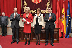La presidenta de la asociación general de Navarra recibe el diploma.