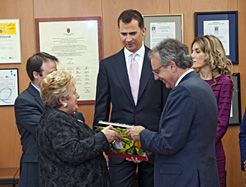 Angelita Alfaro regala el libro Sabores y emociones, verduras de Navarra a los Príncipes.