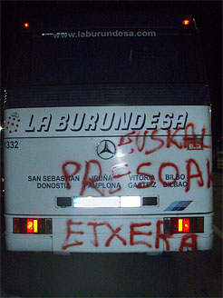 Pintadas en un autob&#250;s de la Burundesa. 