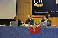 Amelia Salanueva, José María Deza y Julián Inza durante la presentación de la tarjeta ciudadana.