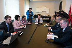 La Presidenta Barcina y los consejeros Sánchez de Muniáin y Zarraluqui, con la delegación de PSN.