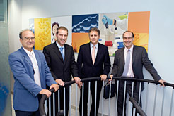 De izquierda a derecha: Pablo Ortiz, Director general de Digna Biotech; Francisco Errasti, director del CIMA; José Javier Armendáriz, consejero de Industria y Antonio Martín, director general de Proyecto de Biomedicina CIMA.