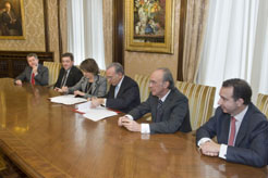 Firma del acuerdo del Gobierno de Navarra y la Caixa para el desarrollo de la obra social de la entidad financiera en Navarra durante 2012.