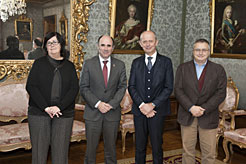 Pilar Irigoien, Manu Ayerdi, con la delegación toscana, en el Palacio de Navarra.