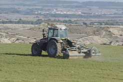 Tractor en un campo de cultivo