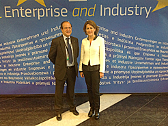 La Presidenta, con Daniel Calleja, director general de Empleo e Industria de la UE.
