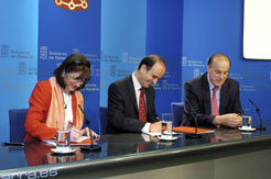 El consejero Catalán con la presidenta de la Federación Nacional de Hogares Navarros, Rosa María Ibáñez, y al Alcalde de Milagro, Esteban Garijo Pérez.