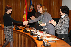 Nieves Ascunce recibe el premio de Leire Pajin