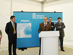 Catal&#225;n junto al alcalde de Aoiz, Jos&#233; Javier Esparza y  los consejeros Iribarren  y  Burguete.