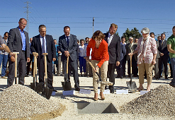 La presidenta Barcina en el momento de la colocación de la primera piedra.