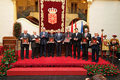 El presidente con los representantes de los centros galardonados