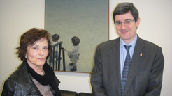 El consejero de Educación, José Iribas, y la profesora Carmen Aldama.