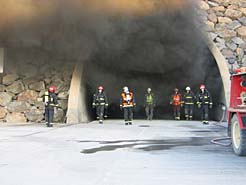 Prácticas de extinción de incendios en túneles en León.
