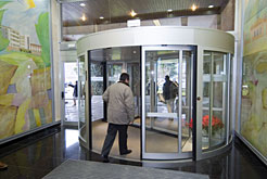 Nueva puerta giratoria en el Hospital de Navarra