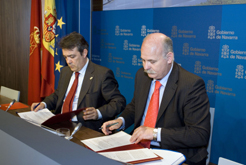 El consejero Caballero y el presidente de la Federación de Municipios, Jerónimo Gómez, firman el acuerdo para la informatización de los registros civiles
