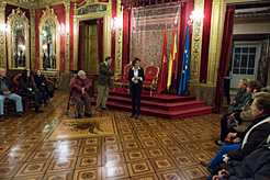 La Presidenta explica a los visitantes la historia del Salón del Trono.