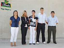 De izquierda a derecha, Beatriz Sanz (SNE), Susana Labiano, directora del SNE; Puy Monleón y Angel Ibáñez (Vega Mayor), junto a José Angel Alonso (SNE).