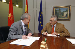 El consejero Palacios y el rector Burillo, firmando el convenio
