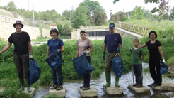 Voluntarios medioambientales en el río Cidacos.