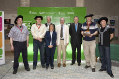 la directora gerente de CEIN, Carmen Leza, con los ganadores del decimoséptimo Campeonato Mundial de Ajedrez por Ordenador .