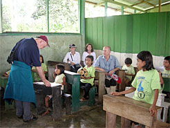 La consejera García Malo y el resto de la delecación navarra, en una escuela del Amazonas donde estudian niñas y niños indígenas naporunas. 