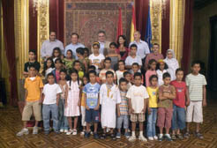 El presidente Sanz y las niñas y niños 