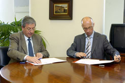 El consejero de Educación, Luis Campoy, y el  cónsul general de Francia en Bilbao, Thierry Frayssé, firmaron ayer un acuerdo bilateral de colaboración