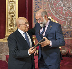 El consejero Domínguez hace entrega del Premio Sánchez Nicolay al anestesiólogo doctor Carrascosa.