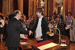 El consejero Catalán entrega el diploma acreditativo del premio a Nabor Jiménez, uno de los galardonados