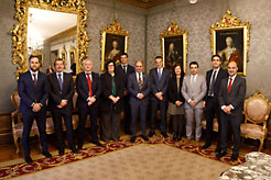 Manu Ayerdi y PIlar Irigoien, con representantes de las empresas mentoras.