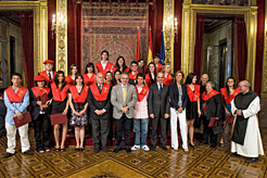 Foto de grupo de las autoridades y participantes en el Curso Internacional Navarra