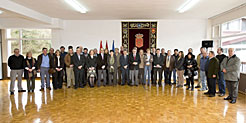 Los miembros del Gobierno posan con los alcaldes de la comarca Baztan-Bidasoa