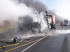 Imagen del camión holandés incendiado el miécoles en la Autovía de Leitzaran.
