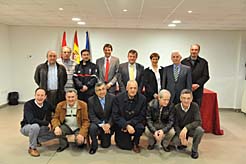 Responsables de la ANE y del Ayuntamiento de Pamplona, con los jubilados homenajeados y José Javier Boulandier. 