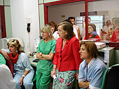 La consejera, con el personal de Urgencias del Hospital de Navarra, presenciando el encierro en la televisión
